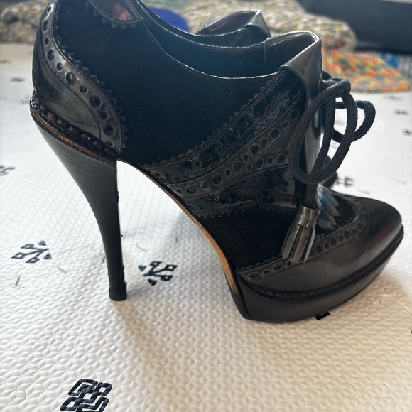 Gucci Black Leather Kiltie Brogue Ankle Boots with Gold Logo - Picture 10 of 12